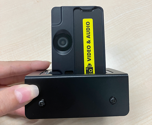 モトローラ・ソリューションズ「VT100」とドック