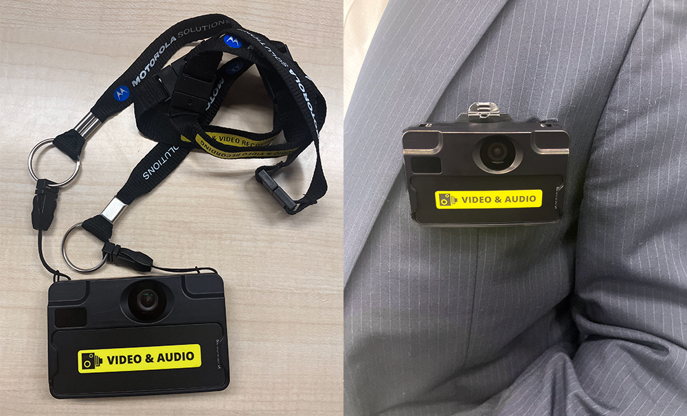スーツの上着に装着したイメージとストラップつけたカメラの画像