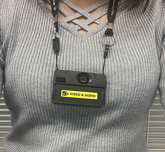 カメラを首から下げたイメージ