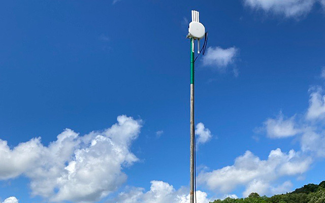 青空に映える「Wi-Fi6対応屋外用無線機【MO10】」